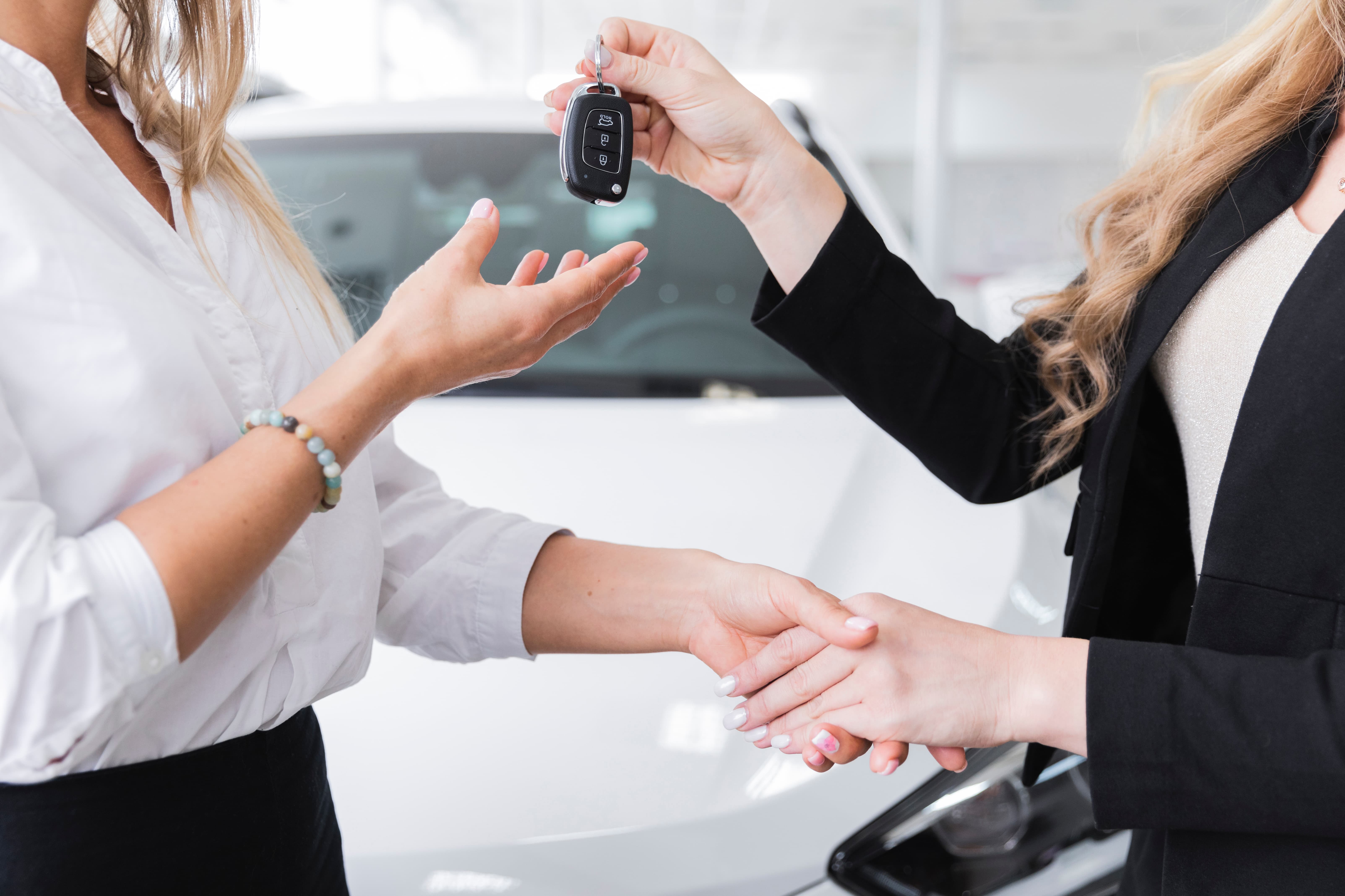 vue-cote-de-femme-recevoir-clefs-voiture